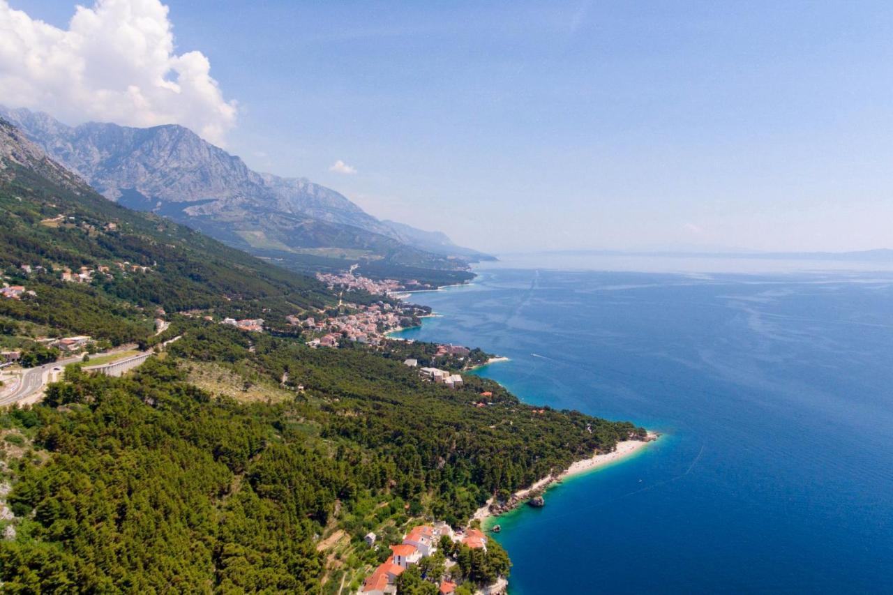 Apartments By The Sea Brela, Makarska - 6688 Eksteriør billede