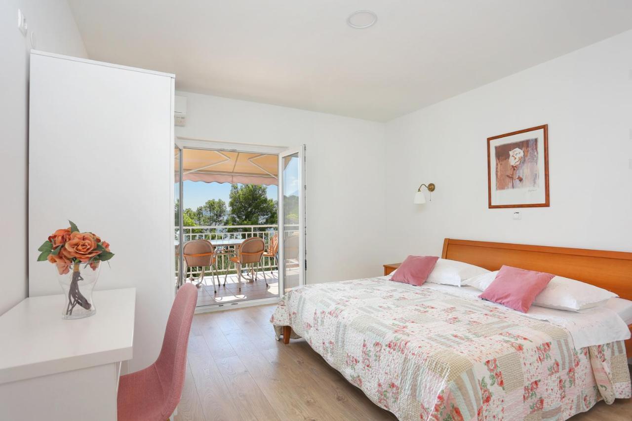 Apartments By The Sea Brela, Makarska - 6688 Eksteriør billede
