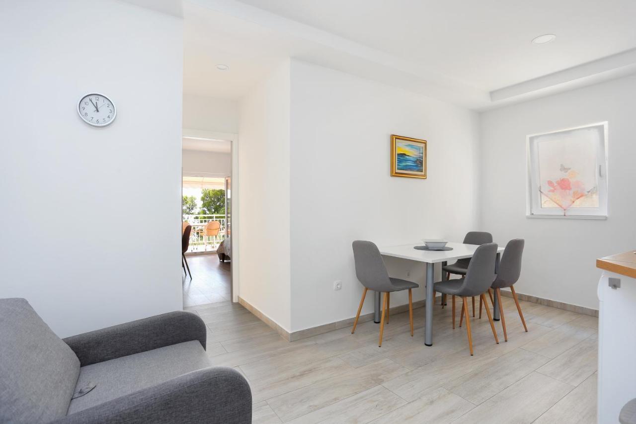 Apartments By The Sea Brela, Makarska - 6688 Eksteriør billede